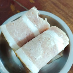 เบคอนพันใส้กรอก