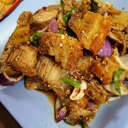 น้ำตกหมูกรอบ