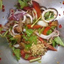 ยำมาม่าหมูสับ หมูยอ