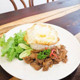 ข้าวเนื้อกระเทียมไข่ดาว