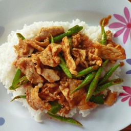 ข้าวพริกแกงหมูชิ้น