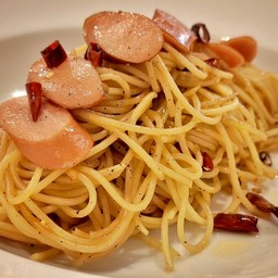 สปาเกตตี้ใ้ส้กรอกผัดพริกแห้ง