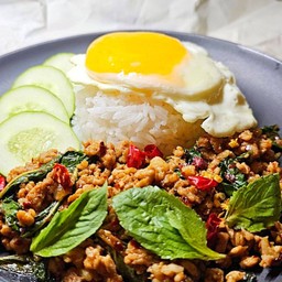 ข้าวกะเพราหมูสับพริกแห้ง + ไข่ดาว
