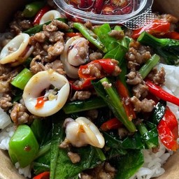 คะน้าหมูสับปลาหมึก