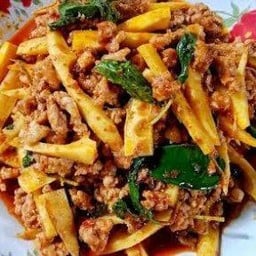ผัดกระเพราหน่อไม้หมูสับ (กับข้าว)
