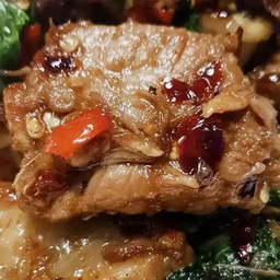 กะเพราหมูตุ๋นกระดูกอ่อนขุนช้าง