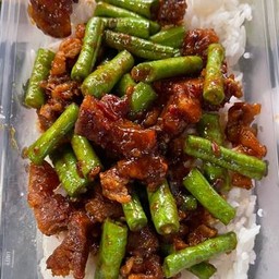 พริกแกง หมูกรอบ