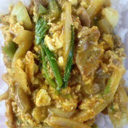 ผัดผงกระหรี่เนื้อ