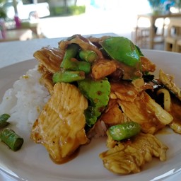ข้าวผัดพริกแกงใต้หมูชิ้น