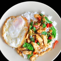 กระเพราหมูชิ้น + ไข่ดาว