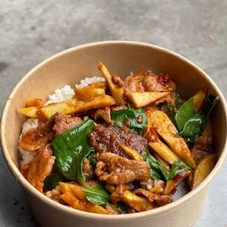 ข้าวผัดพริกแกงหมูใส่หน่อไม้