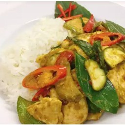 ผัดเขียวหวานราดข้าว