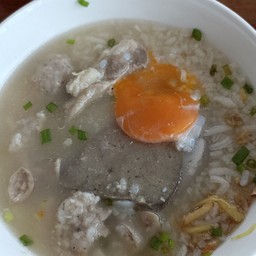 ข้าวต้มหมูใส่ไข่