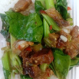 คะน้าหมูกรอบ