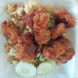 ข้าวผัดไข่+ไก่ทอดคลุกซอสบาบิคิว