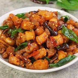 กะเพราหมูทอด (กับข้าว)