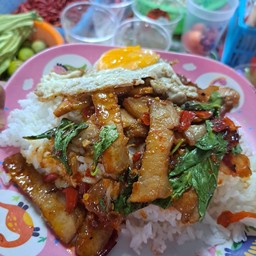 ร้านแซ่บกระเพรา บ้านสีส้มริมคลอง ริมทางรางเหล็ก