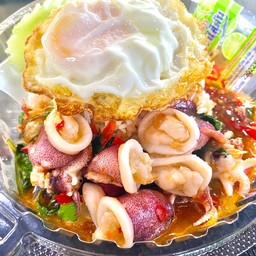 กระเพราหมึกไข่ไข่ดาว