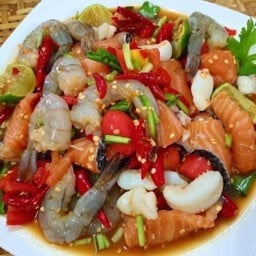 ตำเหลากุ้งสดแซลม่อนหมึก