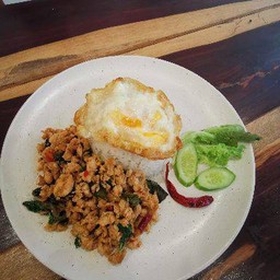 ข้าวกระเพราไก่สับพริกแห้งไข่ดาว