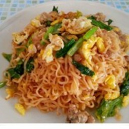 [อร่อยซ่ากับโค้ก] ผัดมาม่าหมูสับ +  โค้ก ออริจินัล (ขวด)