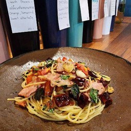 สปาเกตตี้ผัดกระเทียมเบคอนพริกแห้ง