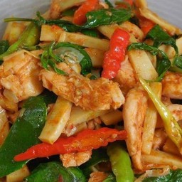 ผัดพริกแกงกะทิหน้อไม้ดอง