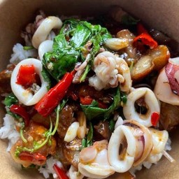 กระเพราหมูกรอบปลาหมึก