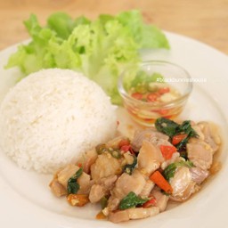 ข้าวหมูสามชั้นผัดโหระพา