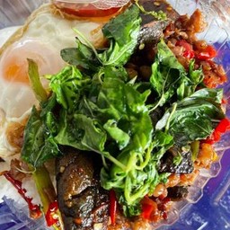 กระเพราไข่เยี่ยวม้า(หมูสับ)