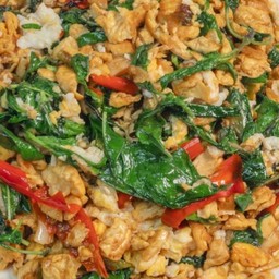 ข้าวกระเพราไข่คั่ว