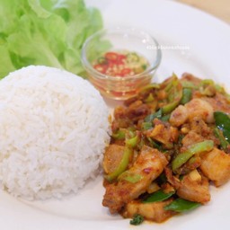 ข้าวหมูสามชั้นผัดพริกแกง