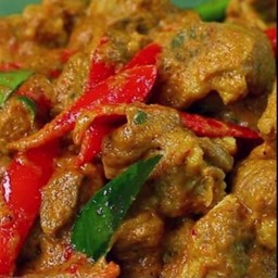 ผัดพริกแกงใต้ใบยี่หร่า