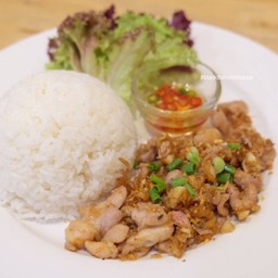 ข้าวเนื้อน่องไก่ผัดกระเทียม