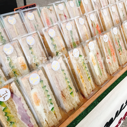 แซนวิชสุ่มไส้กล่องสามเหลี่ยม