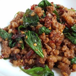 ข้าวผัดกระเพราใบยี่ร่า