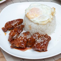 ข้าวปีกไก่กรอบซอสพริกเกาหลี