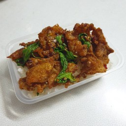 ข้าวกะเพรา หนังไก่ สูตรพริกแห้ง