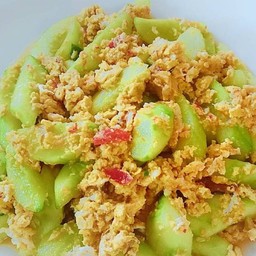 ข้าวผัดแตงกวาใส่ไข่มังสวิรัต