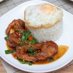 ข้าวกะเพรากุ้งกรอบ