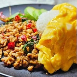 ข้าวกะเพราหมูสับพริกแห้ง+ไข่เยิ้ม