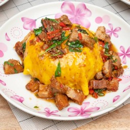 ข้าวไข่ข้นกระเพราหมูกรอบ