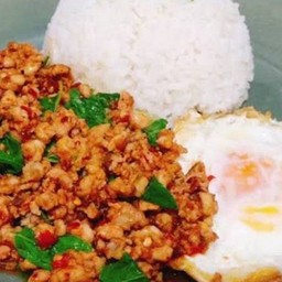 ข้าวกระเพรา หมูสับ + ไข่ดาว