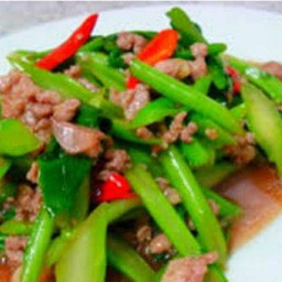 ผัดคะน้าใส่หมูสับเต้าเจี้ยว