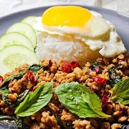 ข้าวกะเพราไก่สับพริกแห้ง+ไข่ดาว