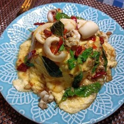 ข้าวไข่ข้นกระเพราปลาหมึก