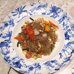 ผัดวุ้นเส้น กระเทียมดอง และไข่เค็ม Vegeterian