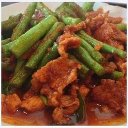 ผัดพริกแกง ราดข้าว