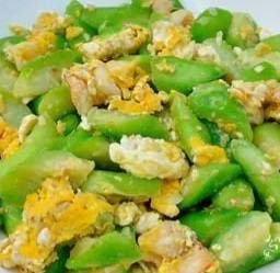 ข้าวผัดบวบใส่ไข่มังสวิรัต