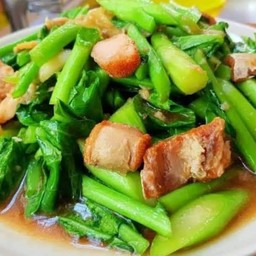 ข้าวคะน้าหมูกรอบ